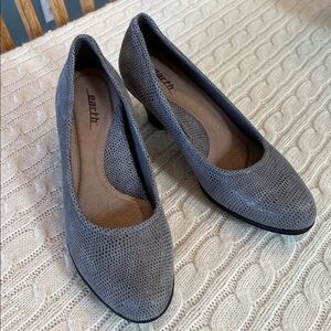 NWOT Earth Bijou 8B grey print leather suede pumps sparkle 2” heel cushion sole